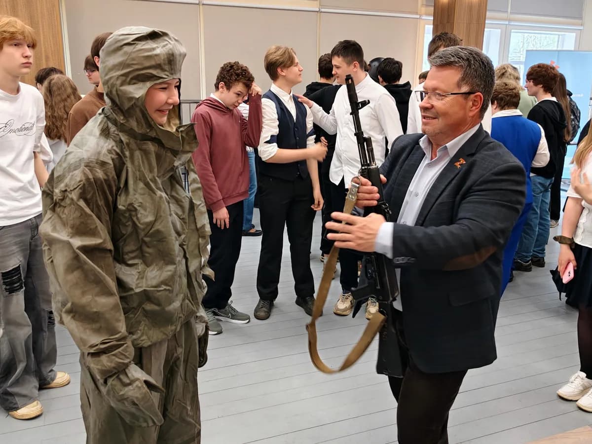 Школьникам дали примерить бронежилеты и собрать автомат на профориентационной встрече