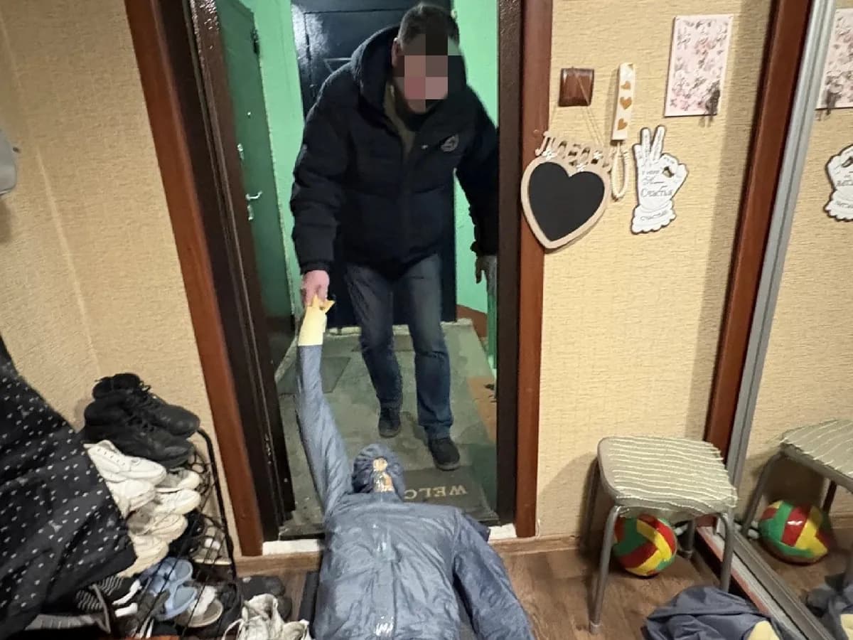 Камешковец сильно избил и вынес на лестницу бывшего коллегу сожительницы