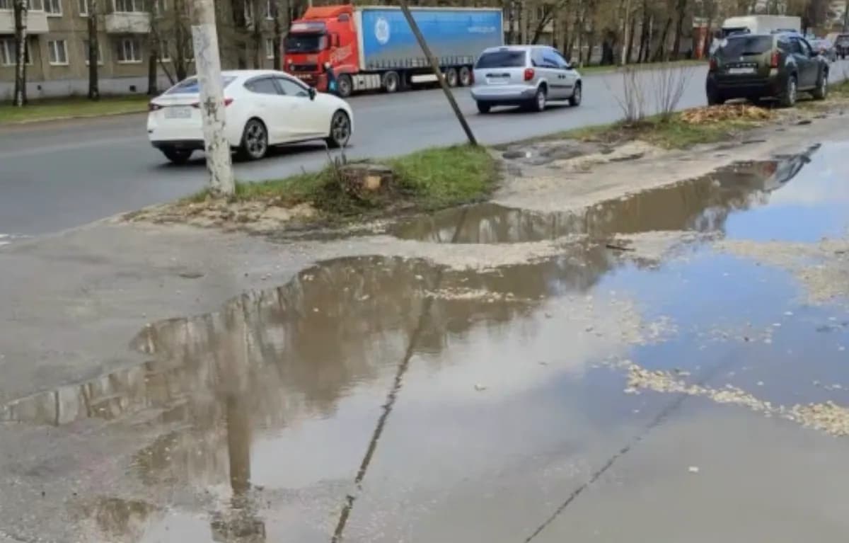 Перекресток во Владимире превратился в болото, и жители требуют ремонта