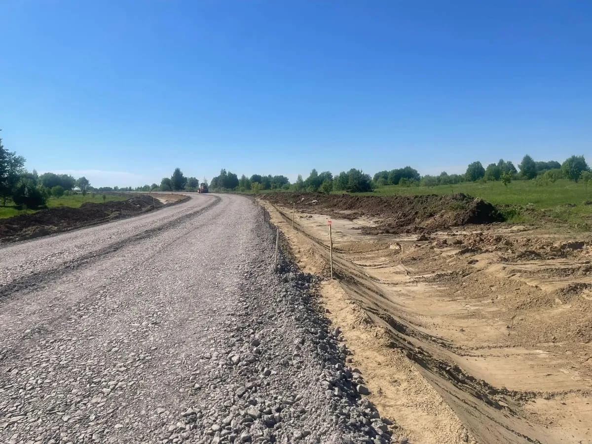 На будущей трассе Загорье-Мосино начали укладывать асфальт