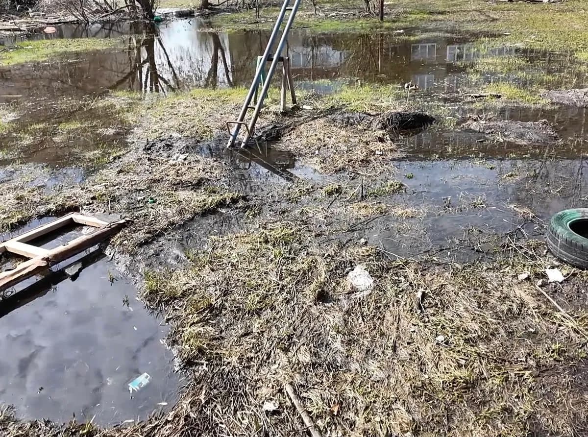 На детских площадках в Гусь-Хрустальном стоит болото, гвозди и торчащее железо