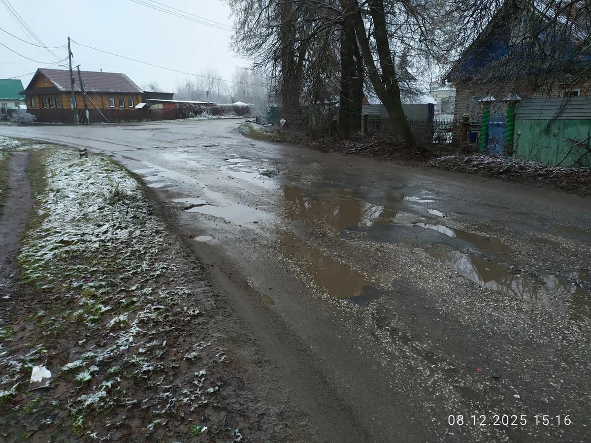Дорога на Садовой улице Гороховца усеяна большими выбоинами