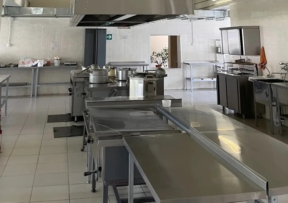 В пищеблоке Селивановской ЦРБ неправильно хранили продукты, потолки осыпались