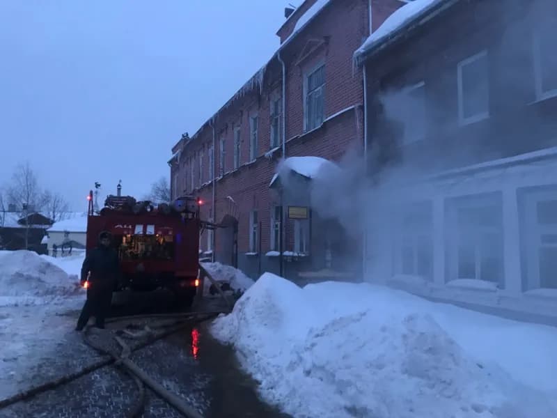 На улице Георгиевской во Владимире загорелся магазин