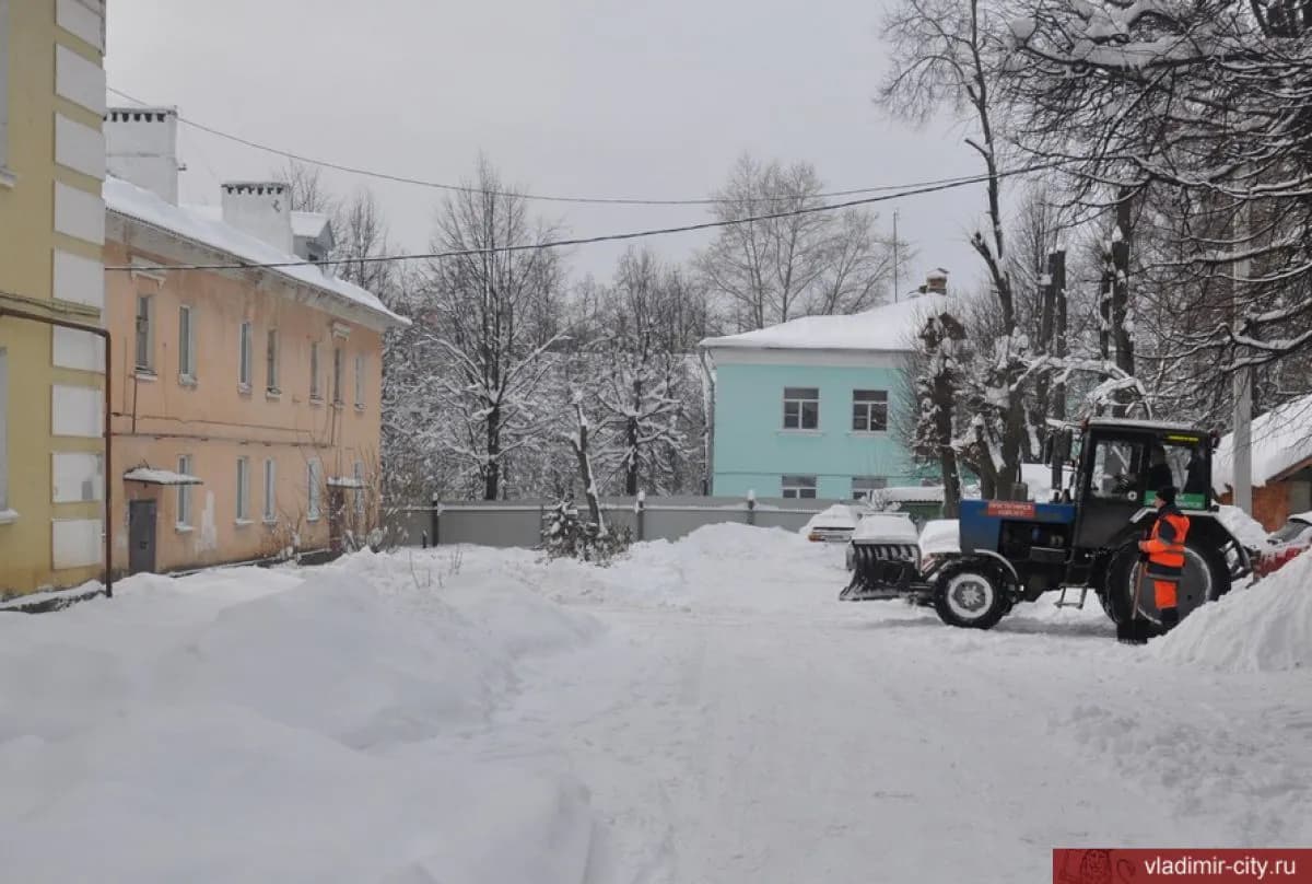 Владимирские власти просят местных жителей убрать свои машины с городских улиц