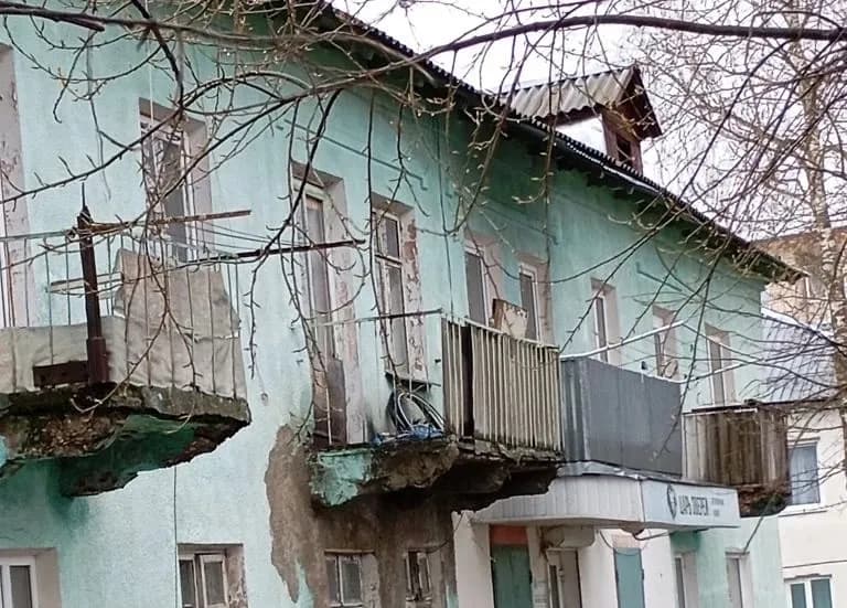 Дома в посёлке Ковровского района рушились, а управляющая компания бездействовала