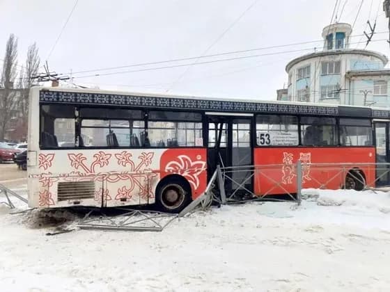 Во Владимире 53 автобус снес ограждение: пенсионерка получила травмы