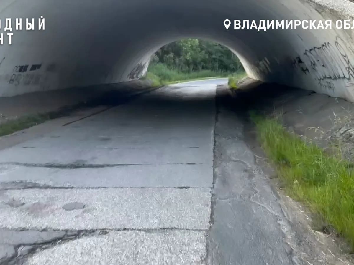 «100 000 рублей за яму»: на съезде с трассы М-7 продолжают ломаться машины