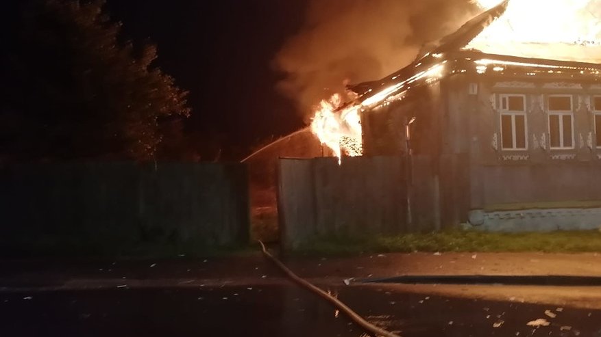 Главная картинка новости: В Александровском районе пожар охватил частный жилой дом