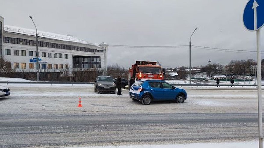 Главная картинка новости: На Октябрьском проспекте во Владимире произошло ДТП с участием снегоуборочной техники