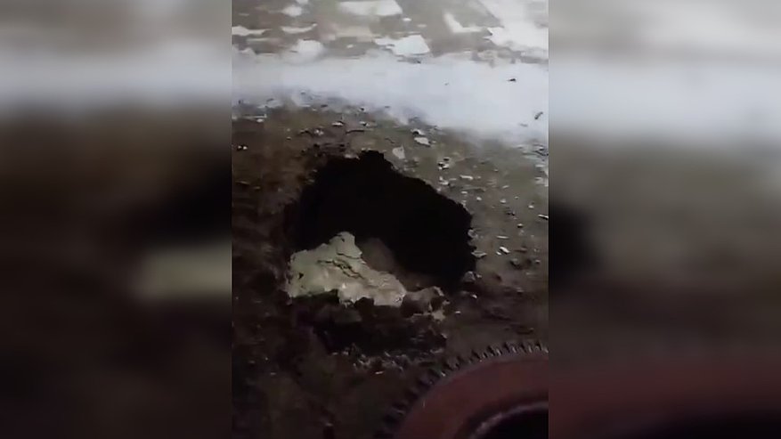 Главная картинка новости: В Коврове женщина угодила в яму с кипятком