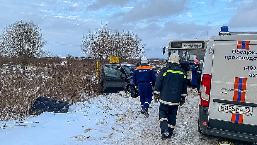 Главная картинка новости: Без пострадавших не обошлось: под Владимиром столкнулись иномарка и рейсовый автобус