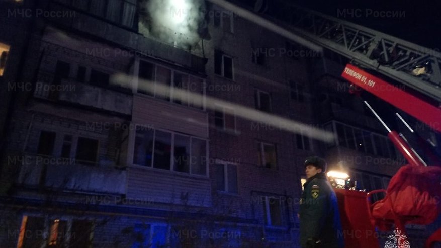 Главная картинка новости: При пожаре в многоэтажном доме в Добром пострадала 95-летняя старушка