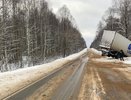 В Муроме девушка за рулем легковушки выехала на встречную полосу и столкнулась с КамАЗом