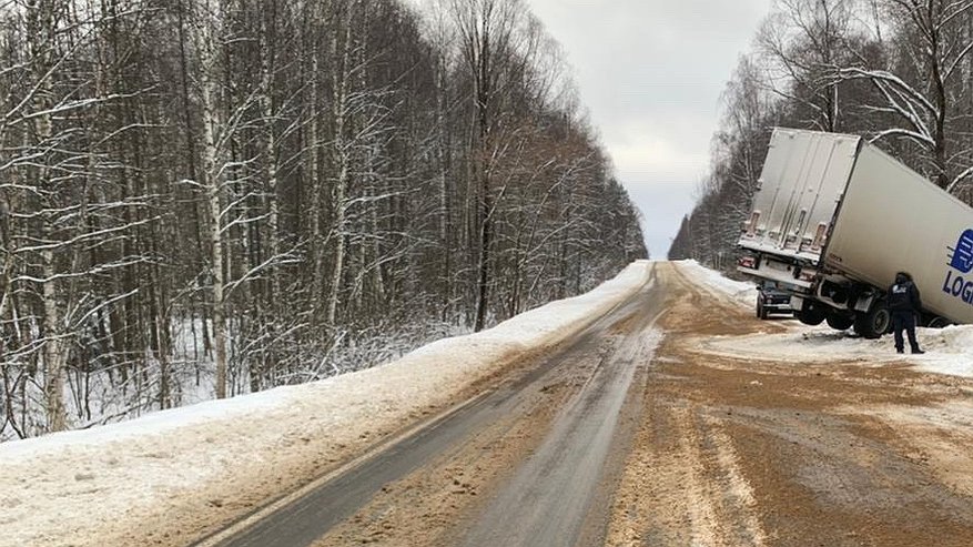 Главная картинка новости: В Муроме девушка за рулем легковушки выехала на встречную полосу и столкнулась с КамАЗом