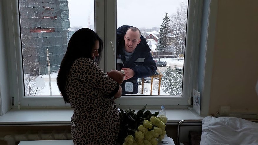 Главная картинка новости: Во Владимире мужчина оригинально поздравил жену с рождением сына: он забрался в роддом на автоподъемнике