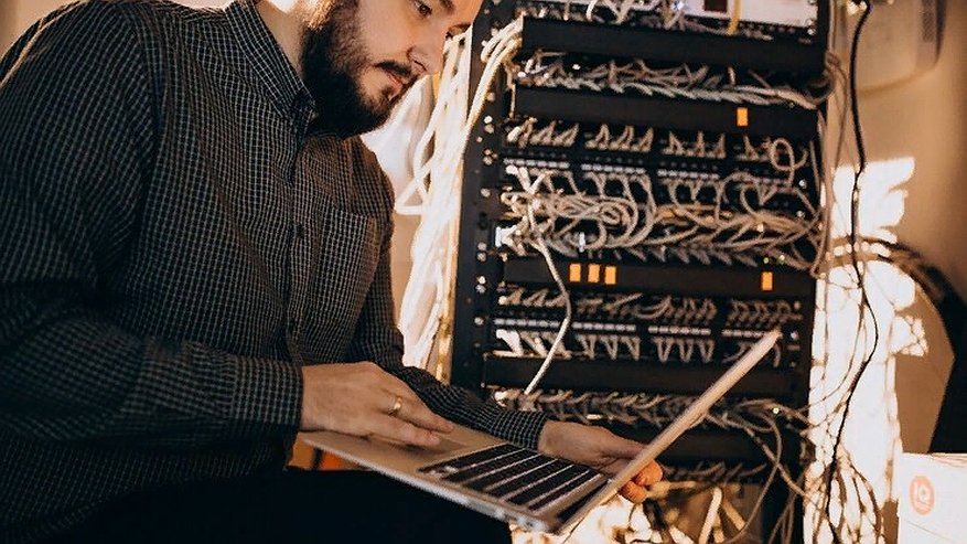 Главная картинка новости: Во Владимире бывший сисадмин предприятия пойдет под суд за первоапрельскую шутку над начальством