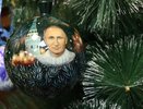 Во Владимире на новогоднюю ёлку повесили шар-игрушку с Владимиром Путиным