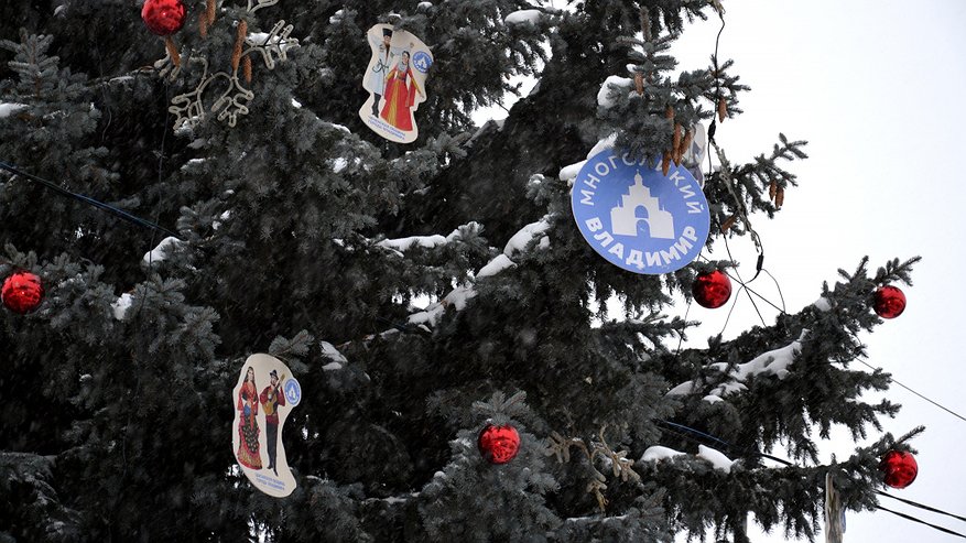 Главная картинка новости: В центре Владимира появилась межнациональная ёлка
