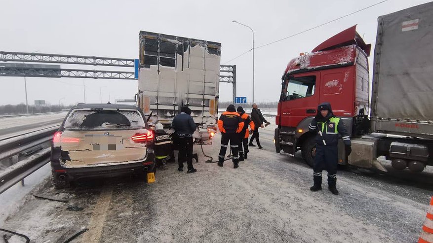 Главная картинка новости: На трассе М-12 под Владимиром легковушку с детьми внутри зажало между фурой и отбойником