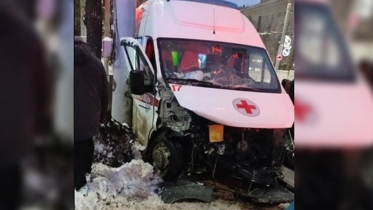 Главная картинка новости: Есть пострадавшие: во Владимире машина скорой помощи столкнулась с двумя автомобилями