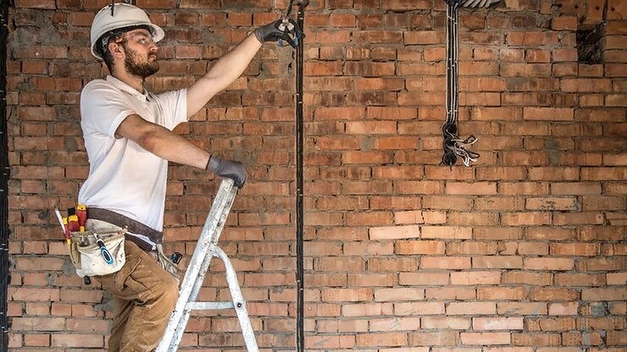 Главная картинка новости: На одном из предприятий во Владимире электромонтер упал с 4-метровой высоты