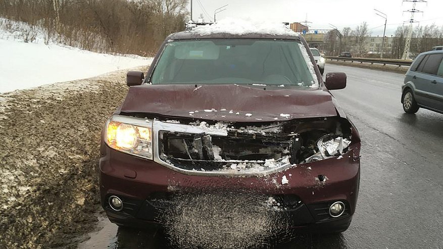 Главная картинка новости: Во Владимире снег с крыши надземного перехода рухнул на автомобиль