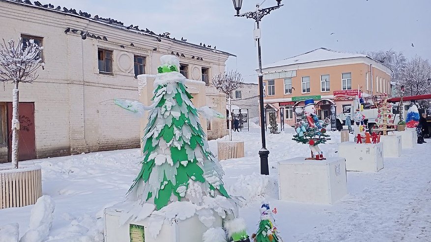 Оригинальные новогодние ёлки появились в центре Юрьев-Польского