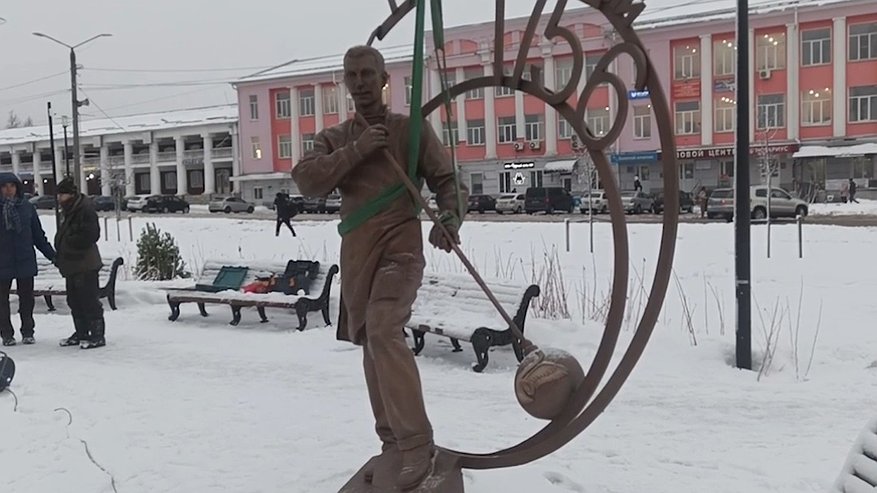 В Гусь-Хрустальном установили памятник стеклодуву