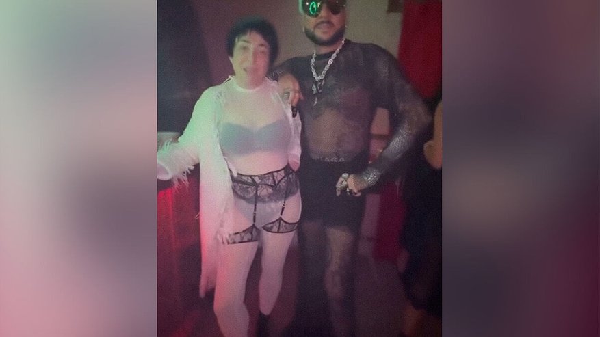 Главная картинка новости: Стало известно, кого из звезд после скандальной вечеринки Ивлеевой вырезали из новогодних "огоньков"