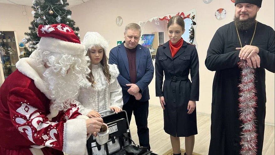 Во Владимире Дед Мороз-криминалист научил подростков брать отпечатки пальцев