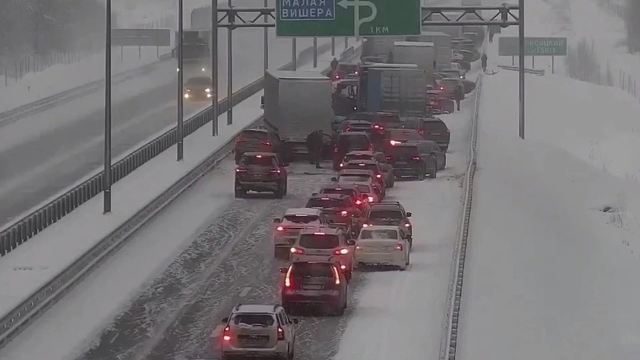 Главная картинка новости: 4 человека погибли и 19 пострадали: ковровчанин устроил массовое ДТП в Новгородской области