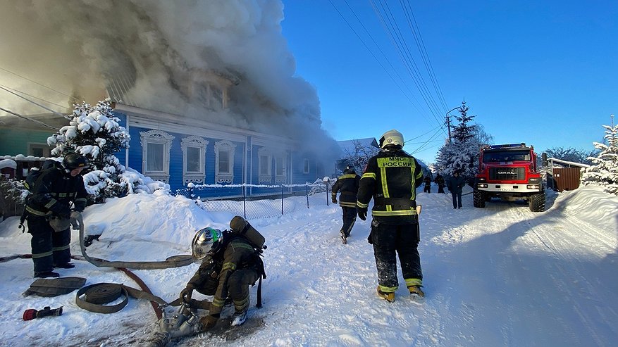 Главная картинка новости: Во Владимирской области пожарный в свой выходной спас людей из горящего дома