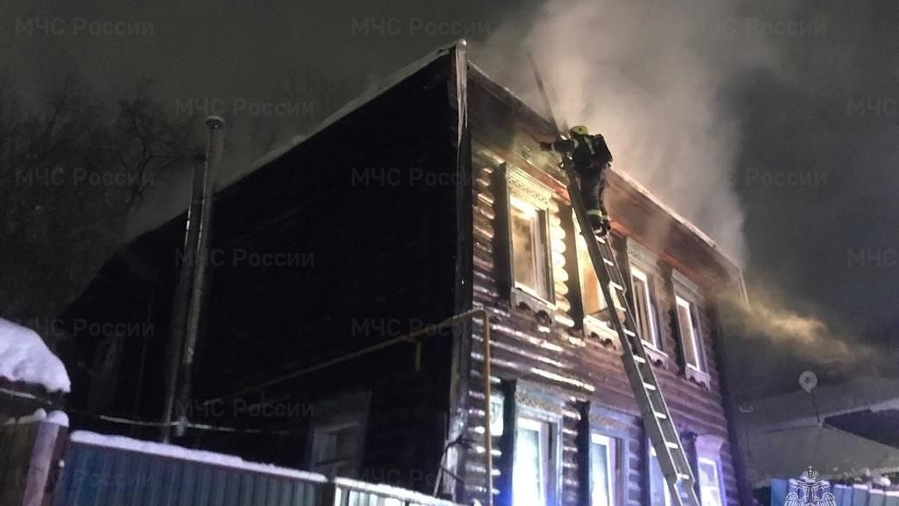 Главная картинка новости: В центре Владимира ночью вспыхнул жилой дом