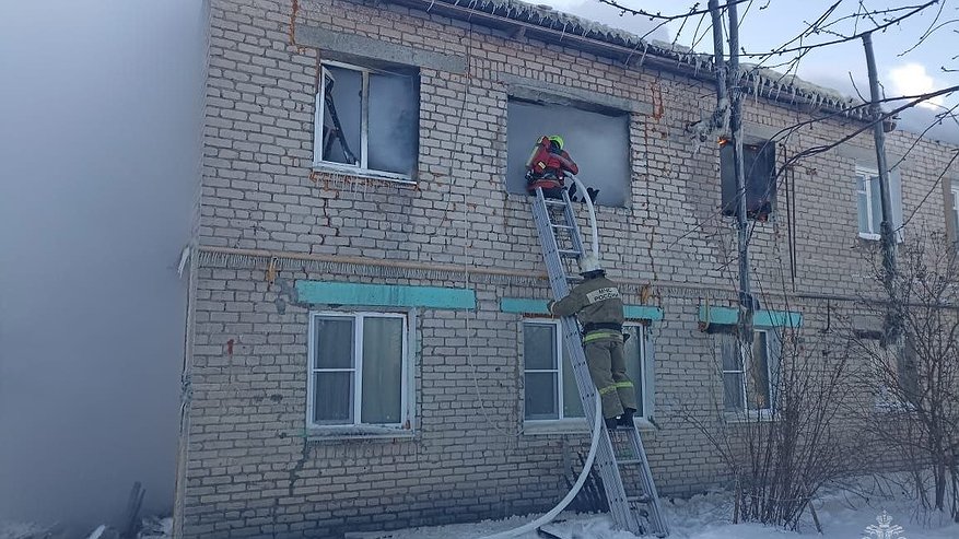 Главная картинка новости: В Юрьев-Польском районе загорелся многоквартирный жилой дом: 13 человек остались без жилья