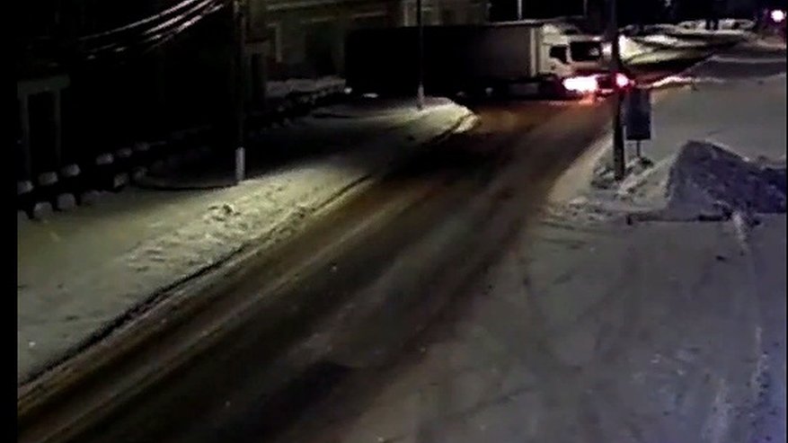 Главная картинка новости: В Александрове большегруз протаранил легковой автомобиль на перекрестке