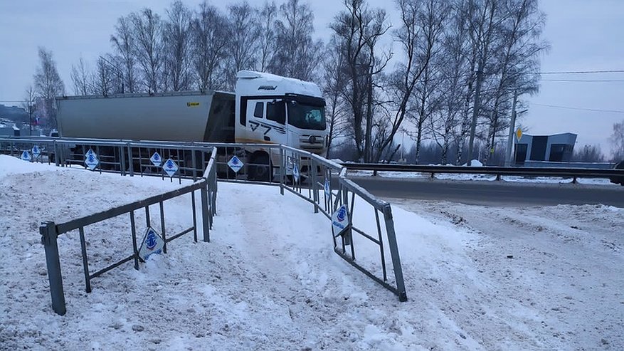 Главная картинка новости: Владимирцы пожаловались на нечищеные тротуары и закопанную остановку в районе Огуречной горы