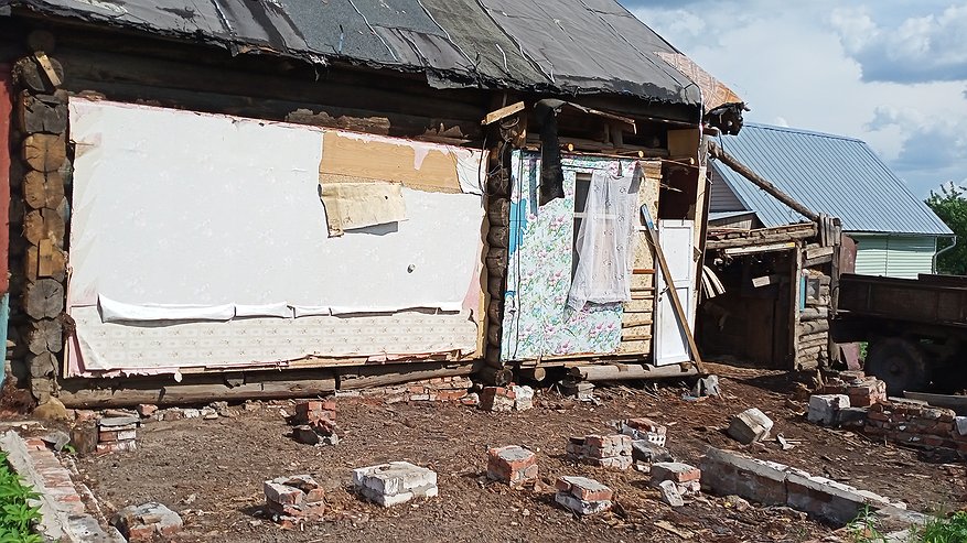 Главная картинка новости: Новый совладелец избушки не пускает на порог пенсионерку, которая тут родилась и жила