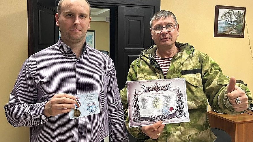 Главная картинка новости: Директору завода во Владимирской области вручили памятный знак "От благодарного луганского народа"