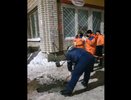 Во Владимире коммунальщики закатали канализационный люк под асфальт
