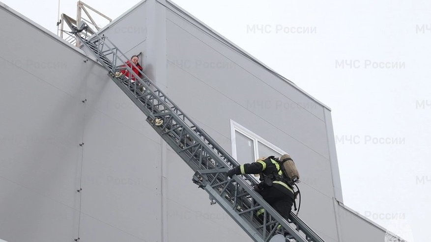 Главная картинка новости: С крыши торгового центра во Владимире эвакуировали человека