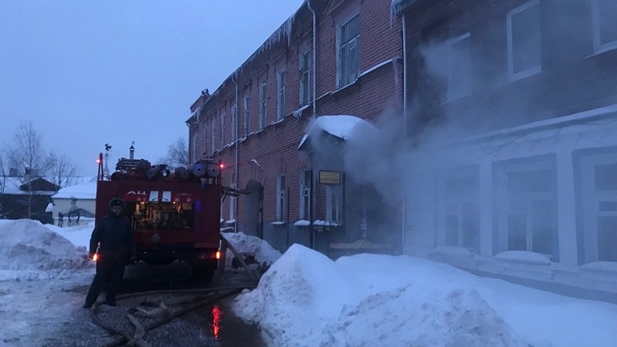 Главная картинка новости: На улице Георгиевской во Владимире загорелся магазин