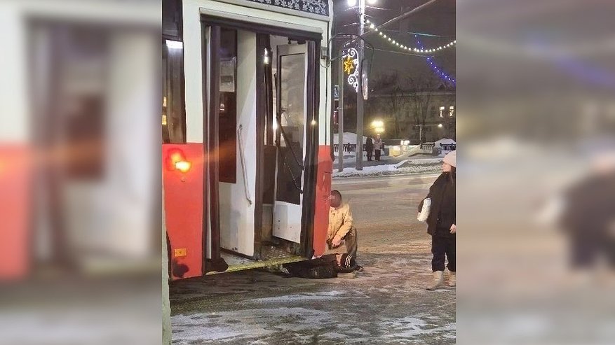 Главная картинка новости: Мужчина попал под колеса автобуса в центре Владимира