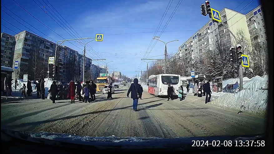 Главная картинка новости: Во Владимире водитель легковушки выехал на пешеходный переход и сбил парня с ног