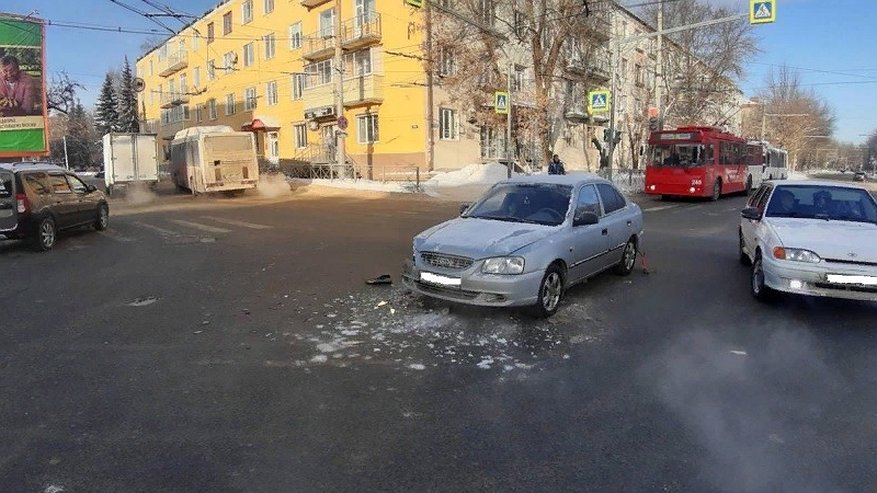 Главная картинка новости: Не уступил дорогу: во Владимире городской автобус столкнулся с легковушкой