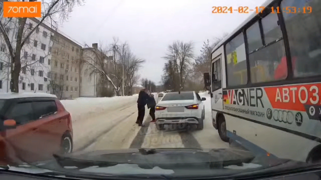 Главная картинка новости: В Коврове водитель легковушки избил водителя автобуса