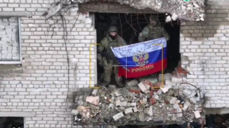 Главная картинка новости: Владимирский мальчик отправил на фронт своему отцу флаг России