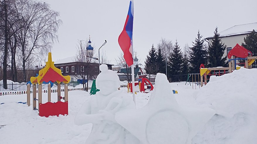 Главная картинка новости: В центре Юрьев-Польского ко Дню защитника Отечества появилась снежная фигура участника СВО