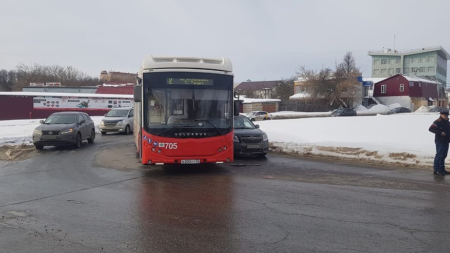 Главная картинка новости: Во Владимире рейсовый автобус врезался в легковушку