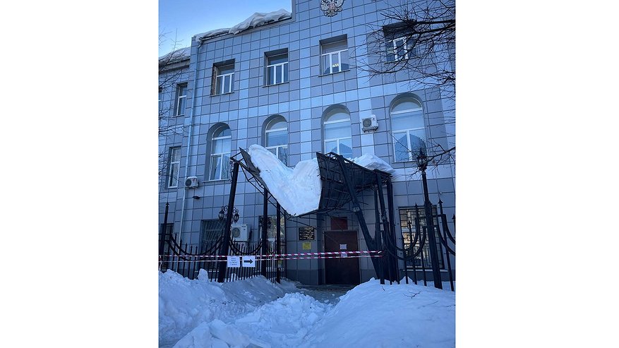 Главная картинка новости: Во Владимире ледяная глыба разрушила вход в здание Ленинского районного суда